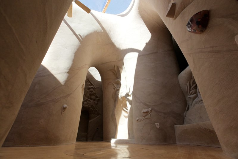 Illustration for article titled Sculptor carves mythic cathedrals out of New Mexico's sandstone cliffs